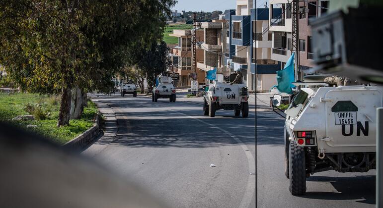 قوات حفظ السلام التابعة للأمم المتحدة تقوم بدوريات في دير كيفا في جنوب لبنان.